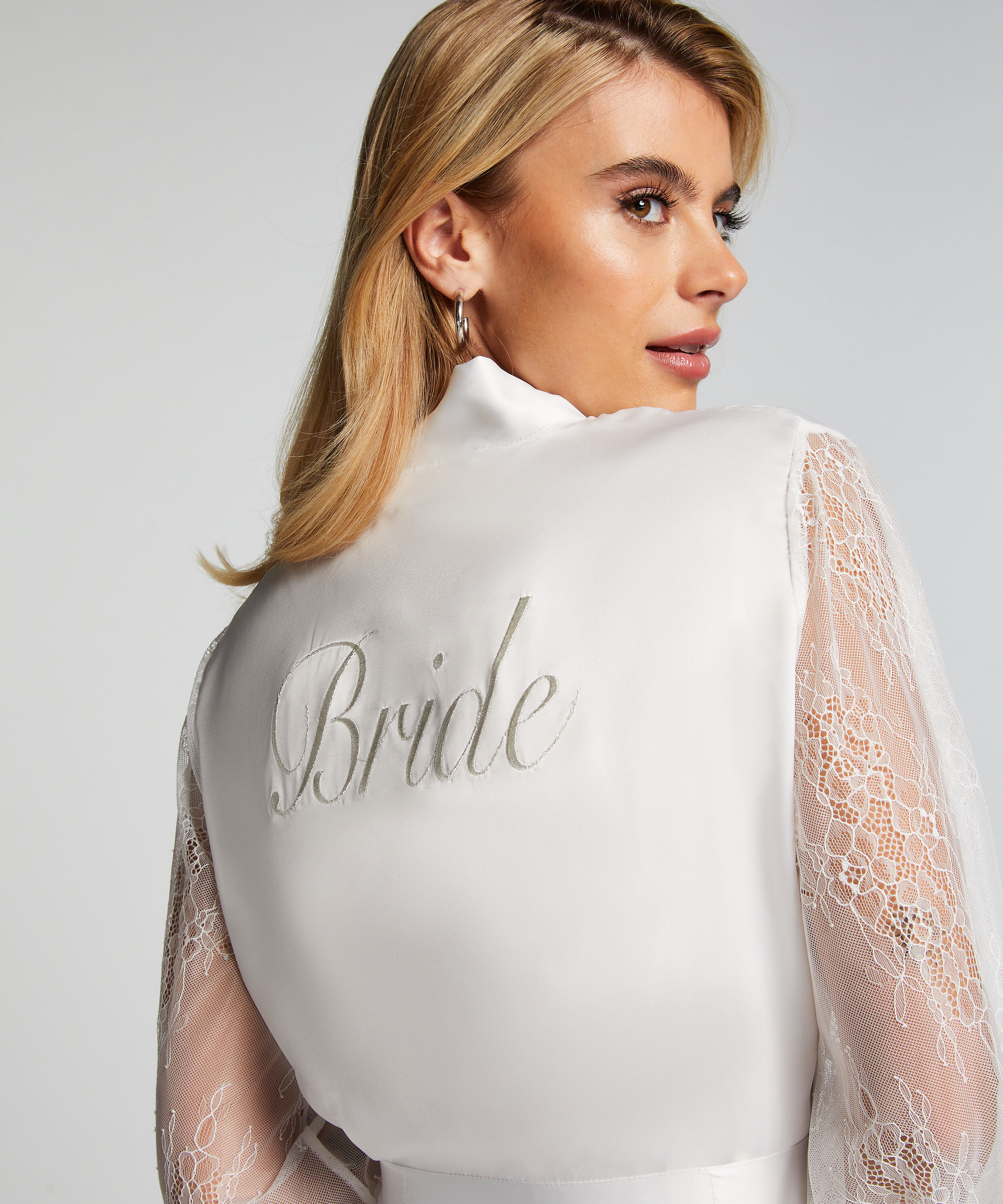 Brudkimono i satin, Vit
