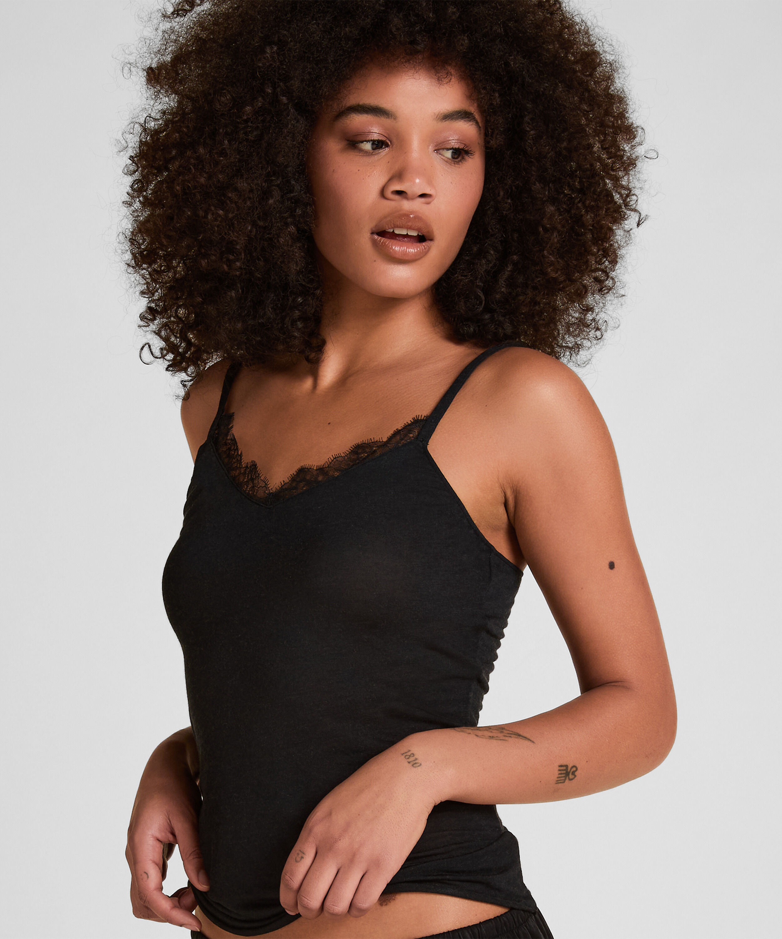 Supermjuk spets-V-ringad cami med kashmir