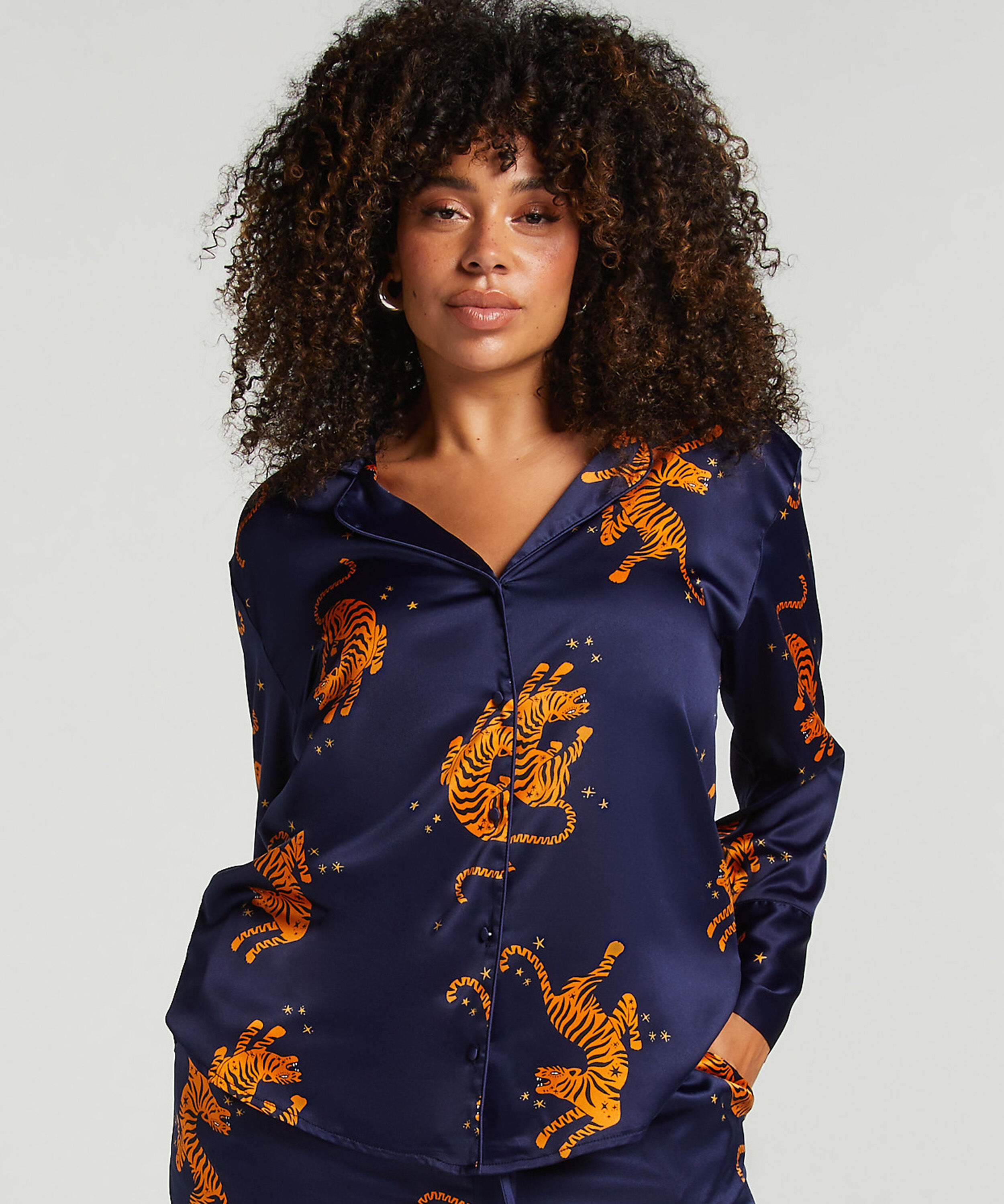 L&aring;ng&auml;rmad jacka i satin, Bl&aring;