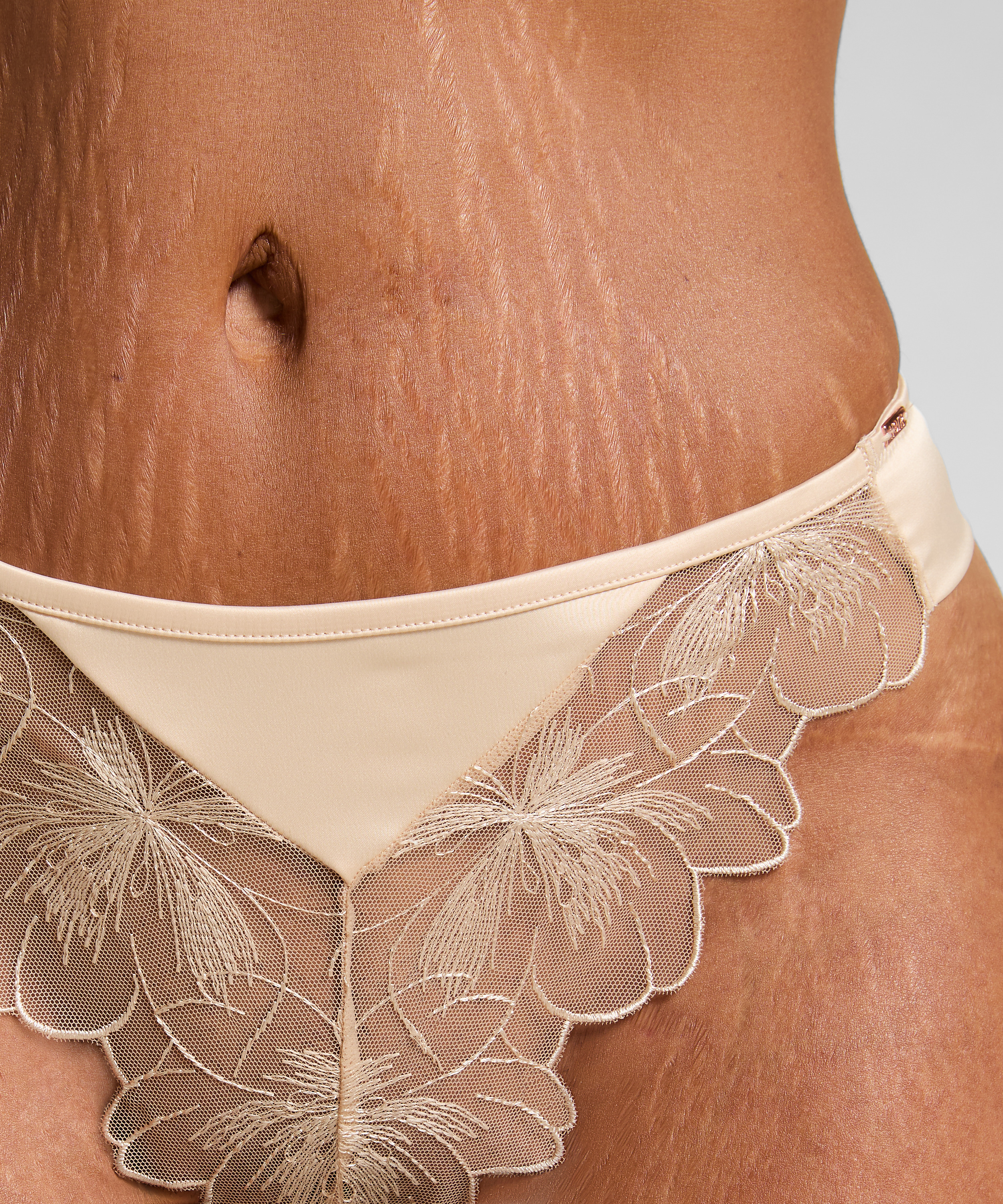 Emilia stringtrosa, Gul, main