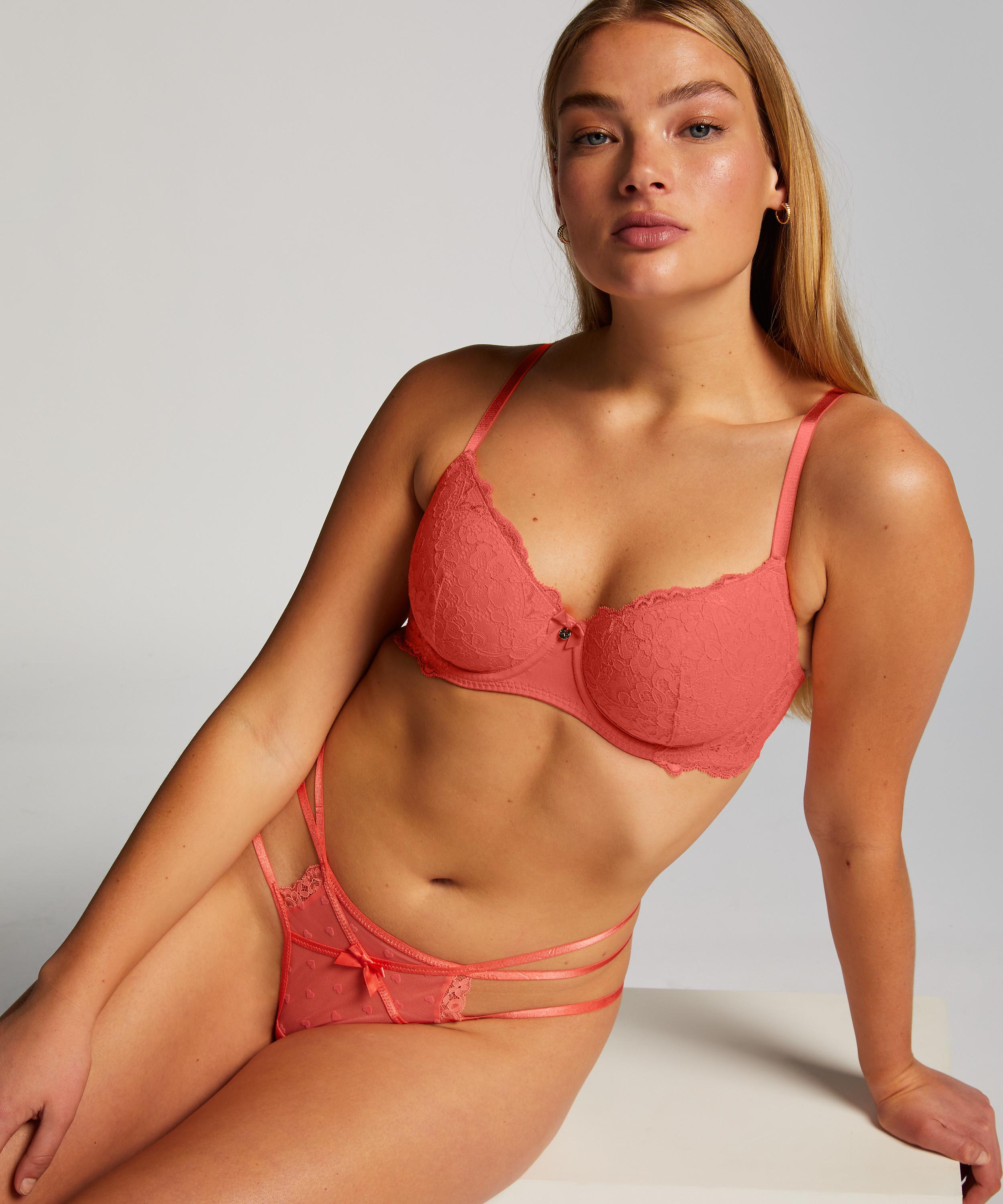 Melda stringtrosa, Rosa, main