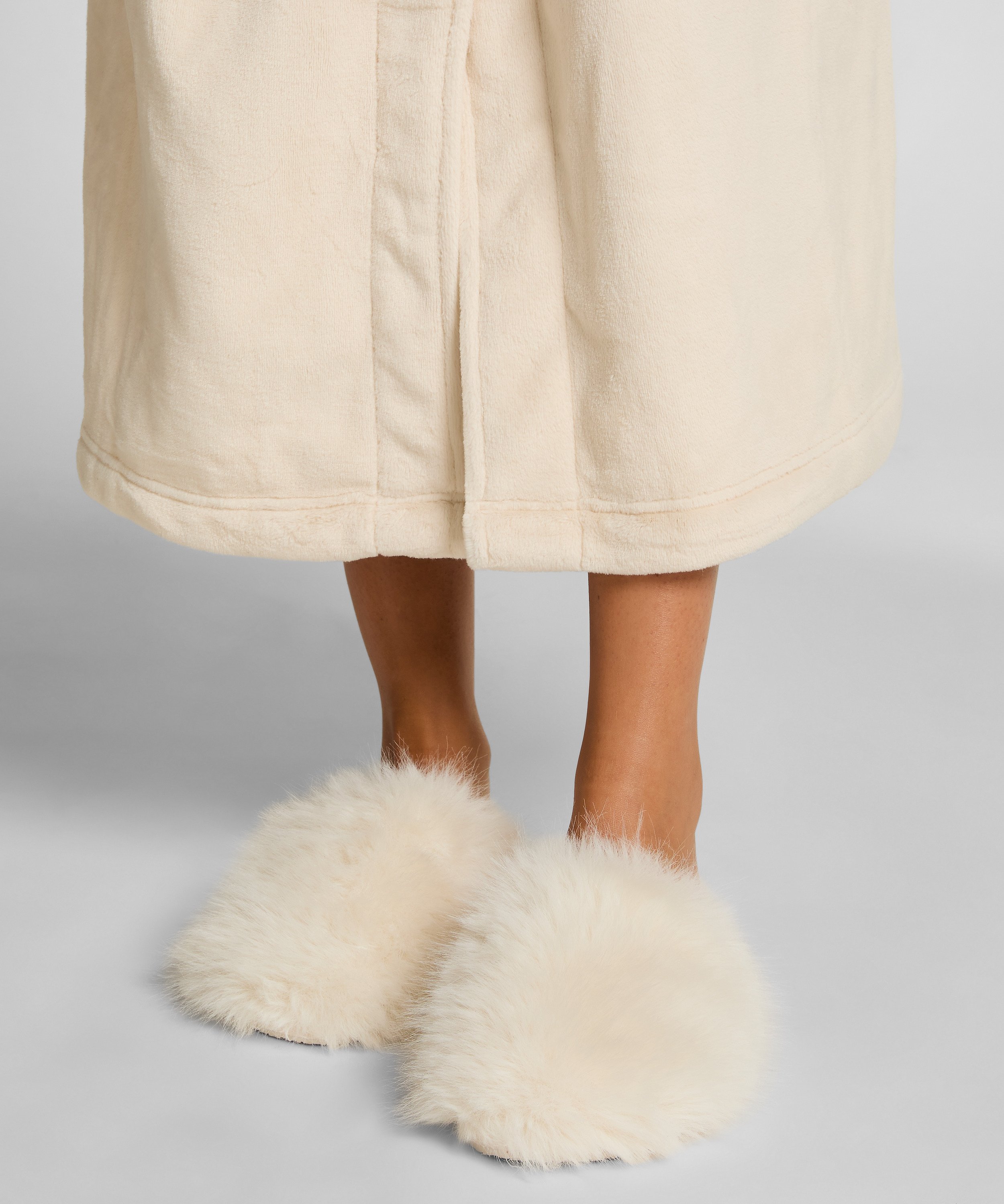 Toffler Isabella, Vit, main